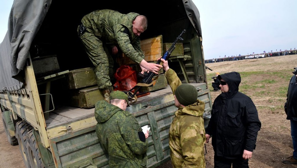 В "ДНР" решили вооружить всех "резервистов" боевым оружием