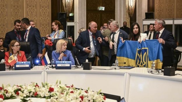 Делегат РФ сорвал флаг Украины на саммите в Турции – ответ нардепа Мариковского он запомнит навсегда