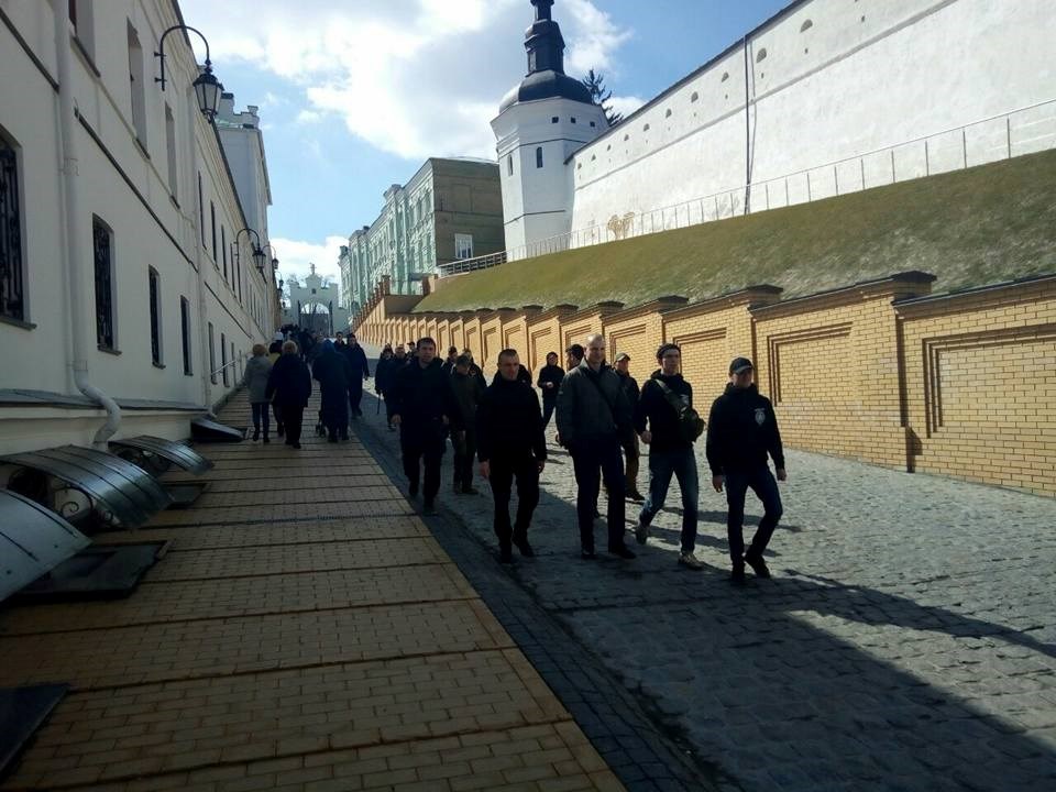 В Киеве националисты нагрянули в Лавру и круто разобрались с "казачками-сепаратистами": кадры, как с охраны срезали шевроны