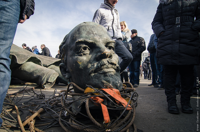 Ленинопад продолжается: в Украине снова снесли памятник коммунистическому вождю