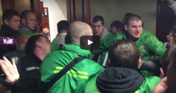 Десятки активистов пошли на штурм Киевсовета и подрались с охраной: обнародовано видео драки и причина недовольства возмущенных киевлян