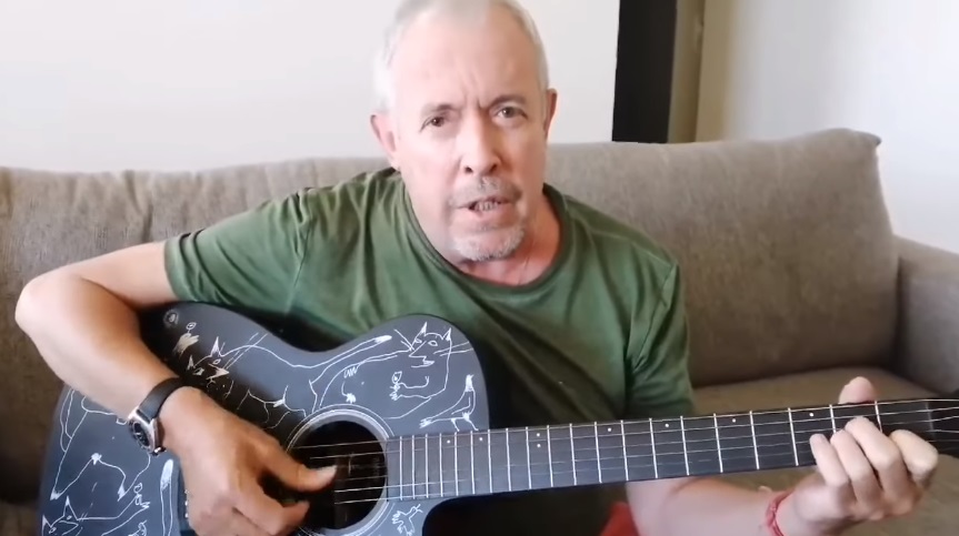 "Стыдно и больно, и жалко", - Макаревич написал обличительную песню о жестком разгоне протестующих в Москве: видео