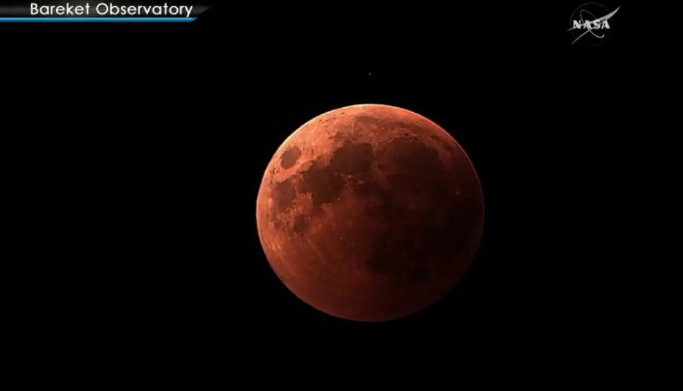 Лунное затмение вступает в максимальную фазу: в Сети появились красивые кадры "Кровавой Луны" и Марса 