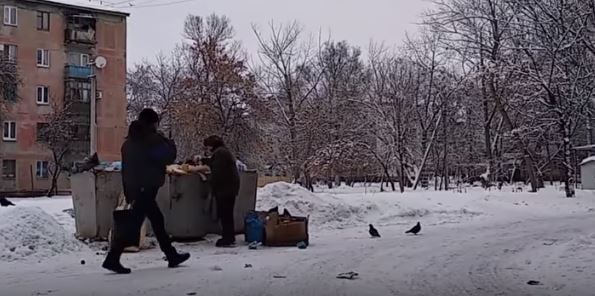 Видео из Горловки показало лицо российской оккупации: "Волосы дыбом, люди едят прямо с мусорки вместе с собаками"