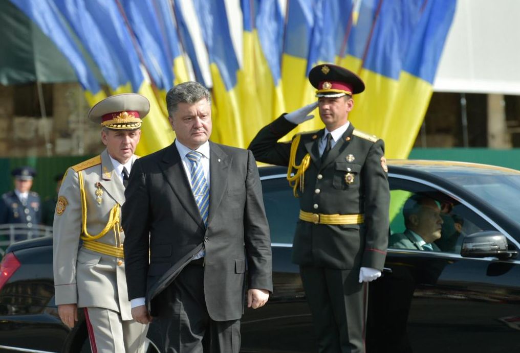 Порошенко: "Приветствие "Слава Украине!" впервые прозвучит на параде ко Дню независимости"
