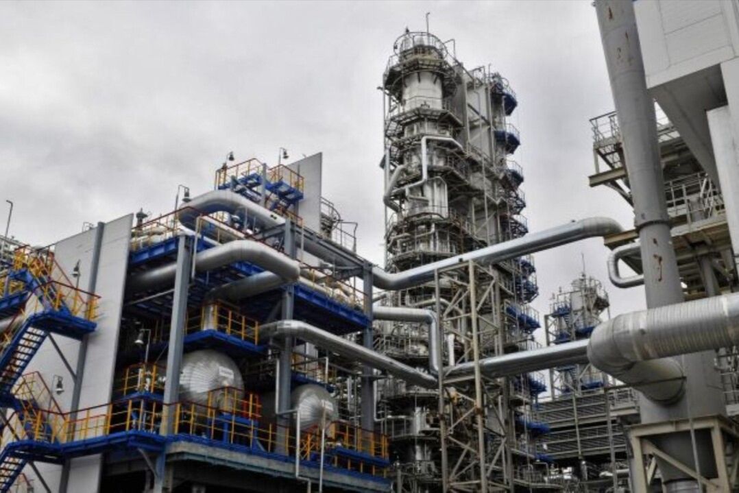 2000 км до цели: Украина поразила крупнейший частный нефтезавод России