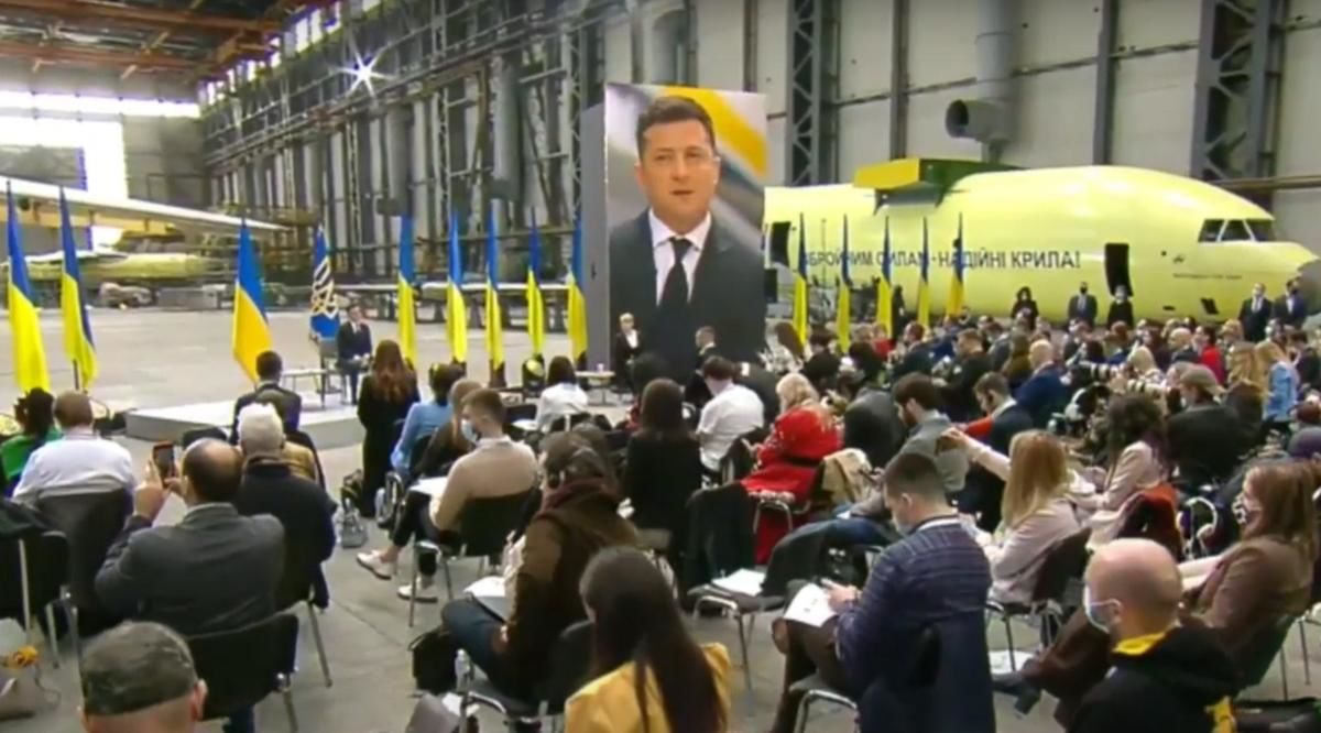 Зеленский начал пресс-конференцию на заводе "Антонов" со слов о стране мечты, назвав ее составляющие