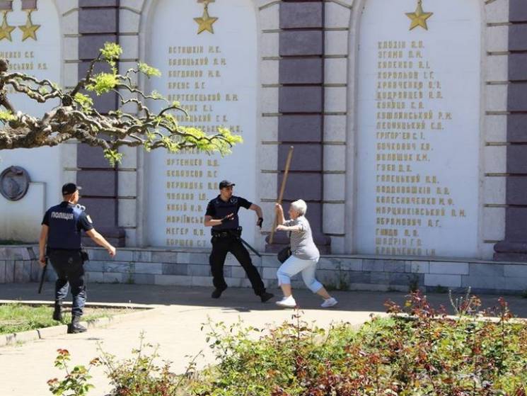 Ударила патриота и кидалась на полицию: в Одессе задержана "опасная" сторонница "русского мира" с палкой - кадры