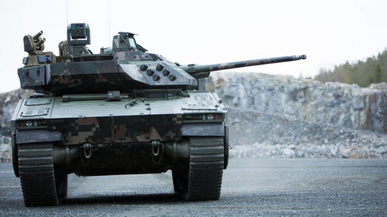 ​Не страшны ни снег, ни грязь, ни даже болото: в Украину из Швеции едет помощь в виде БМП CV90 – кадры