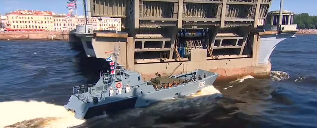 В Петербурге военный корабль врезался в опору моста: видео ЧП на параде в честь дня ВМФ попало в Сеть
