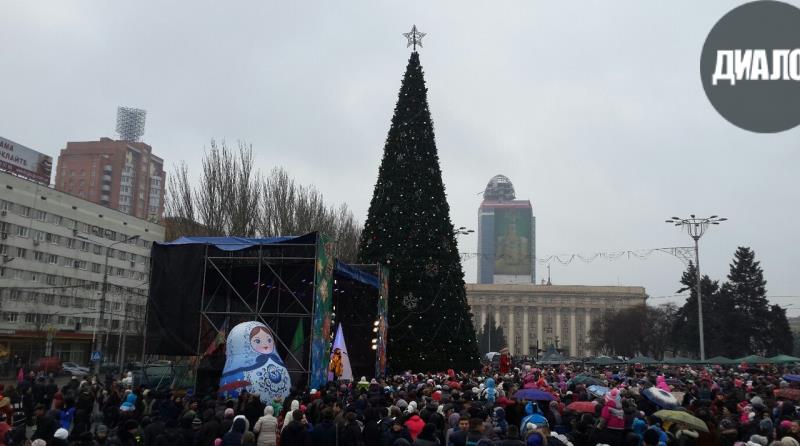 Новогодняя ёлка в Донецке: картины с танками, матрешка, пряники и самовар 
