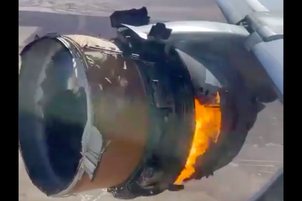 В США у самолета в полете взорвался двигатель и начал распадаться - момент попал на видео