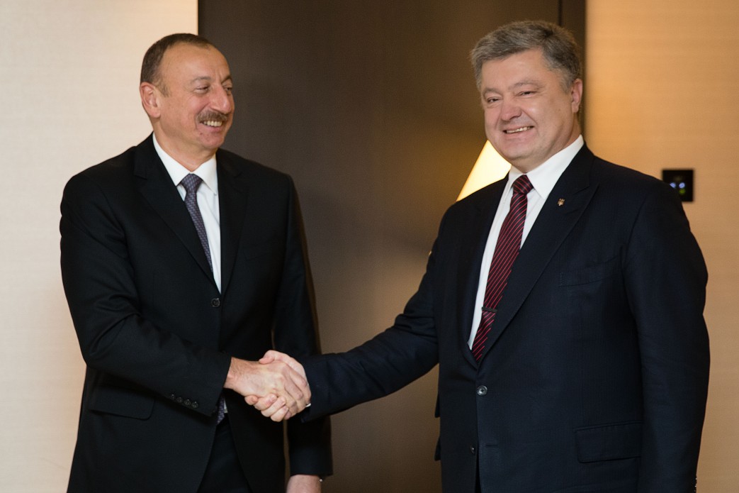 В Украине будет азербайджанская нефть: результаты встречи Петра Порошенко и президента Азербайджана Ильхама Алиева в Давосе
