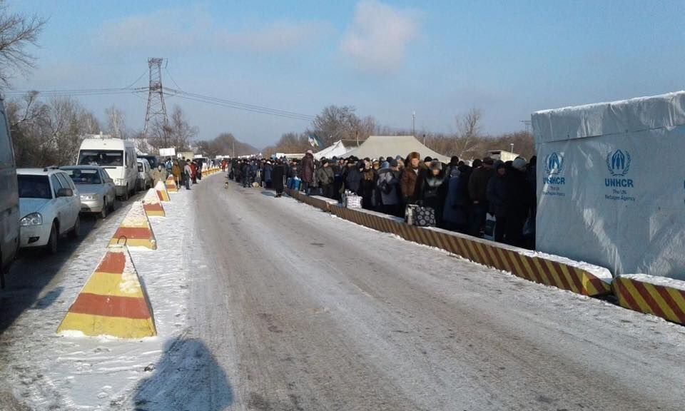 Более 450 машин "застряли" на линии разграничения на Донбассе: в ГПСУ рассказали, что творится в очередях на КПВВ