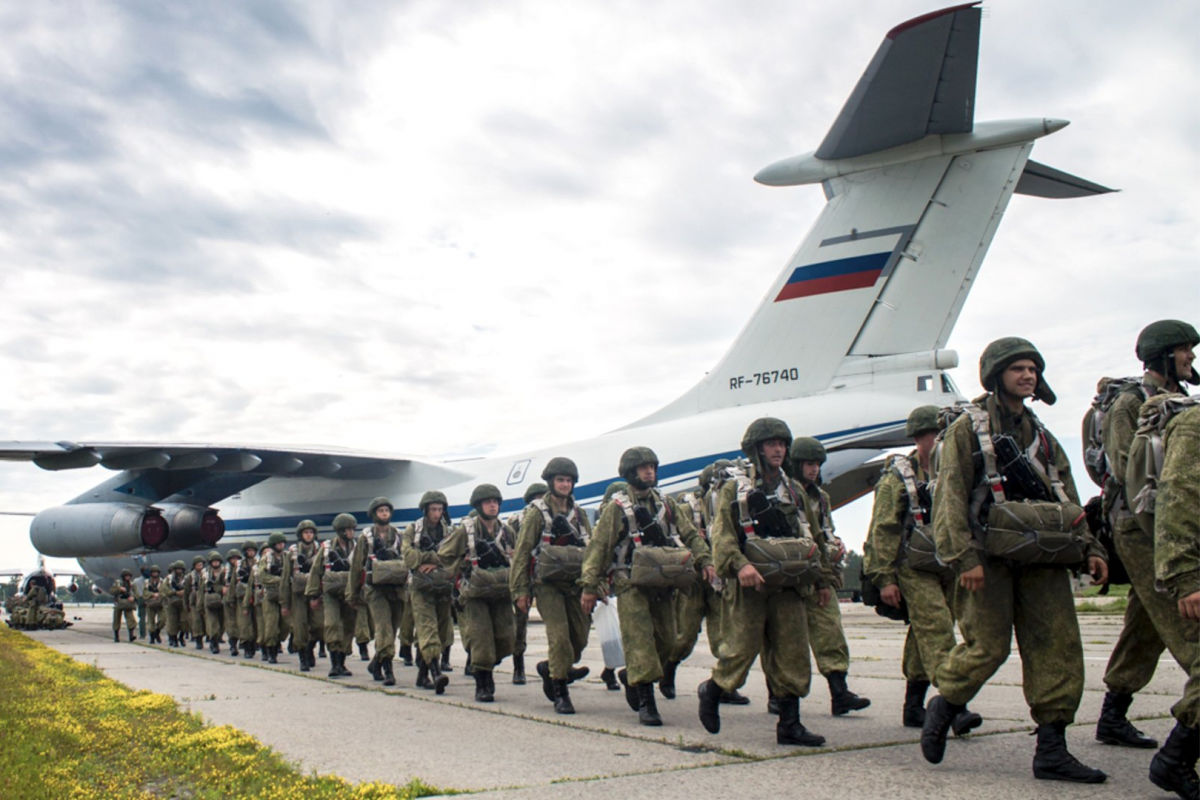 Псковские десантники на Ил-76 переброшены под Минск: РФ концентрирует войска в Беларуси