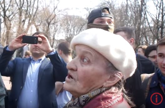 "АТО напала на Донбасс, а Захарченко и Путин молодцы": сепаратистка из Киева устроила стычку с активистами и рассказала, чей Крым - кадры