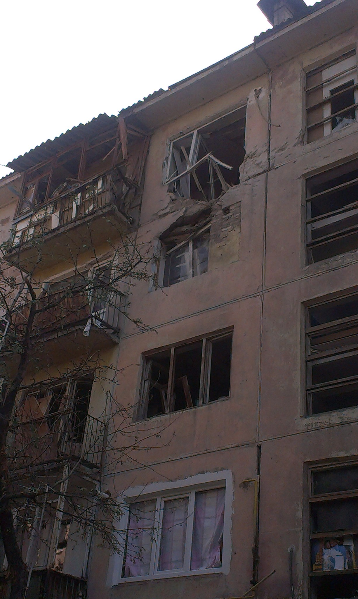 Жители Луганска: Ситуация ухудшается, везде бомбят, пожары никто не тушит