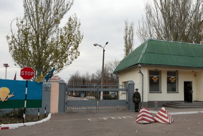 ЧП в Николаеве: выпавший с высоты 4-го этажа казармы танкист скончался в больнице