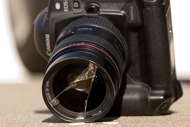 Одесские "титушки" напали на журналистку и разбили камеру