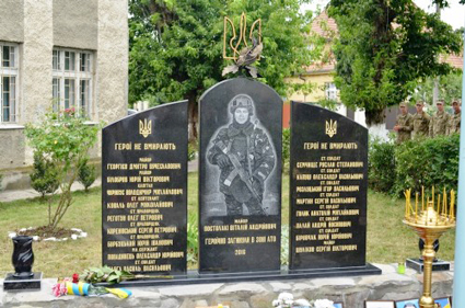 В Ужгороде открыли памятник воинам АТО: военные самостоятельно собирали средства для установления мемориала