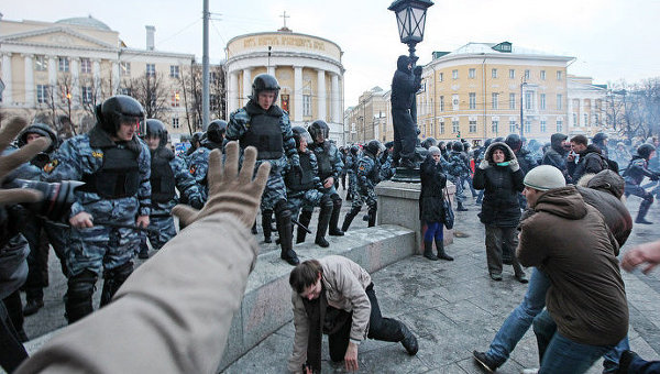 ОМОН оттесняет митингующих на Манежной площади к метро