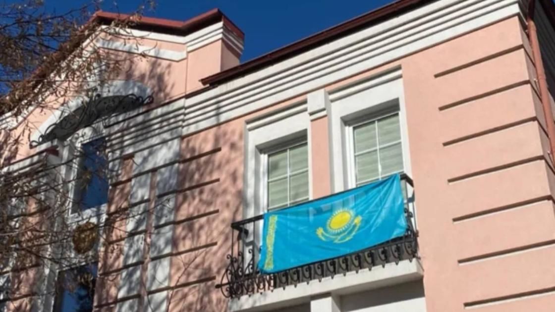 Посольство Казахстана предупредило своих граждан об опасности пребывания в двух регионах Украины