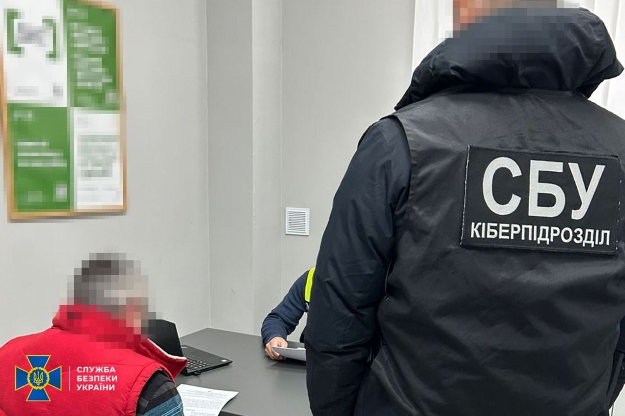 СБУ и Нацполиция ликвидировали ботоферму на 20 тысяч аккаунтов и задержали ее организатора