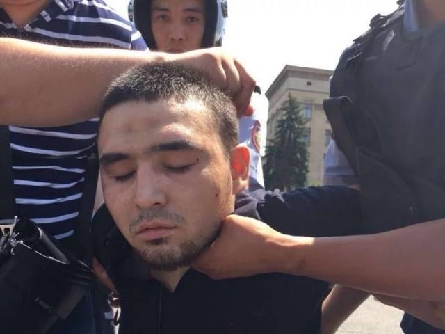 Казахстанец, расстрелявший в Алма-Ате полицейских, приговорен к сметной казни