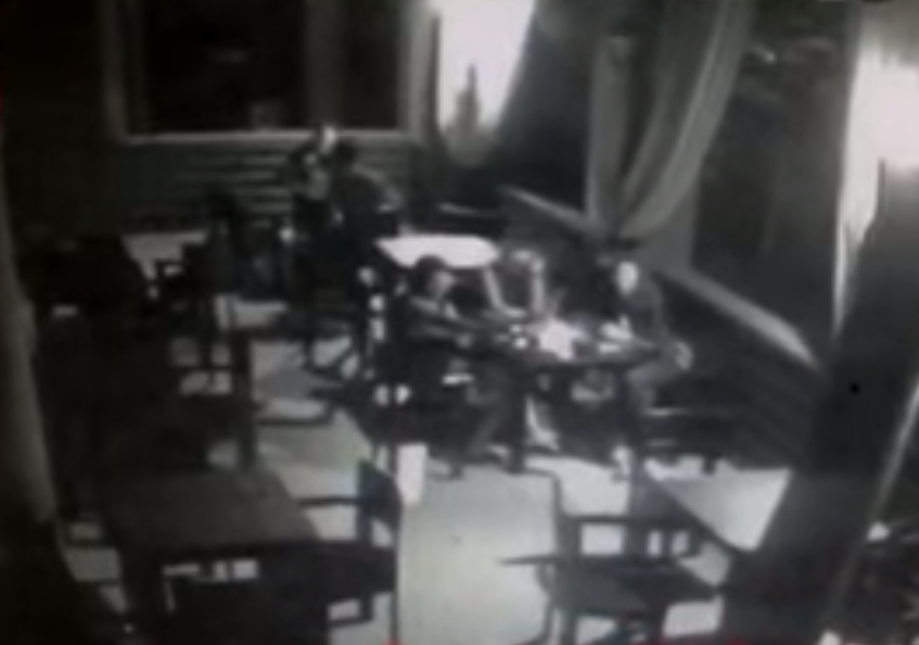 В Сети появились кадры того, как киевская патрульная Анжела устроила тир в местном кафе (видео)