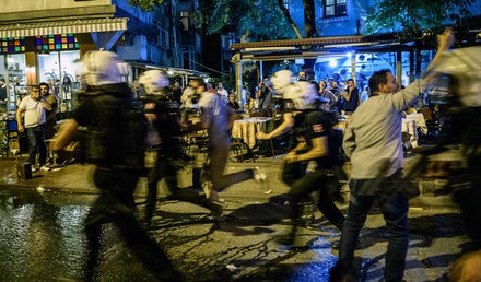 Полиция остановила гей-парад в Стамбуле, применив слезоточивый газ и резиновые пули