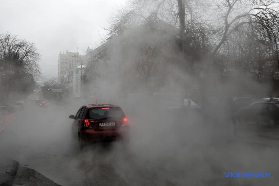 "Топят снег, чтобы быстрее растаял", - в Киеве опять прорвало трубу с горячей водой, в соцсетях показали видео