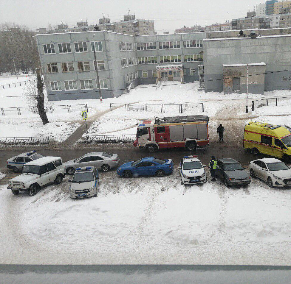 "Учеников закрыли на втором этаже", - в России произошла стрельба возле школы 