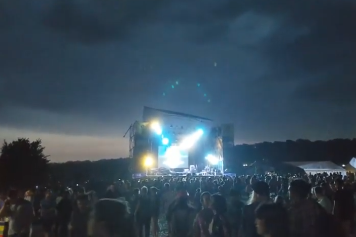 Ураган обрушился на фестиваль Kozak FEST под Днепром, сорвал крышу у сцены и убил человека - страшные кадры