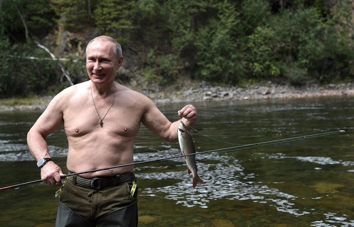 Очередная рыбалка "вождя": в Сети не смогли пройти мимо обрюзгшего тела президента Путина - кадры