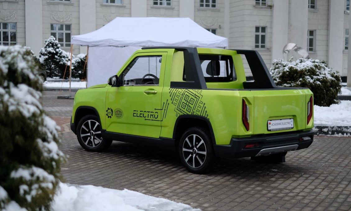"Держись, Илон Маск!" – в Беларуси "разработали" электромобиль-франкенштейн, собранный из деталей других автомобилей 