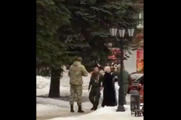 Наемники РФ устроили пьяный дебош со стрельбой на глазах у детей в Харцызске - появились кадры