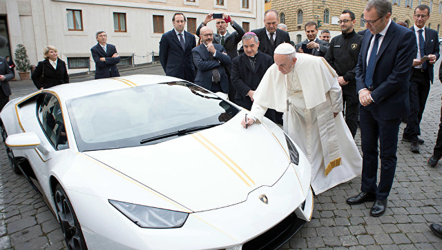 Папе Римскому подарили Lamborghini, но понтифик распорядился автомобилем по-своему