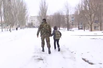"Помогите! Вы можете отвести меня домой?"- кадры спасения бойцом АТО ребенка в Донецкой области во время обстрела боевиков покорили Интернет