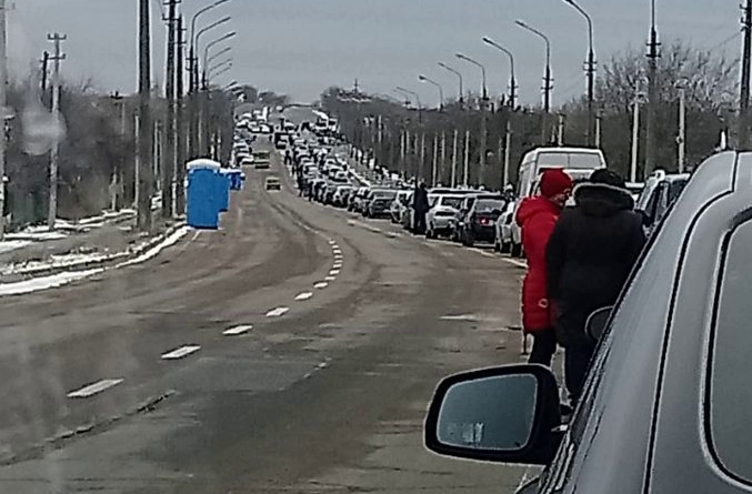 ​Прочь из "народной республики": на выезде из "ДНР" образовалась огромная пробка - кадры