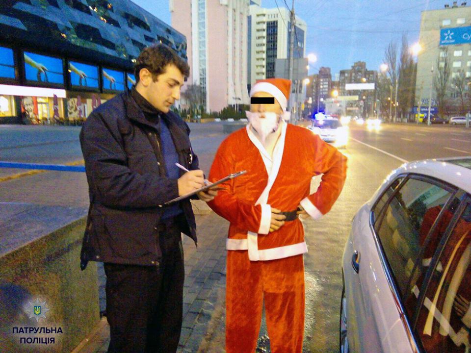 Патрульная полиция Киева оштрафовала Деда Мороза на 150 грн