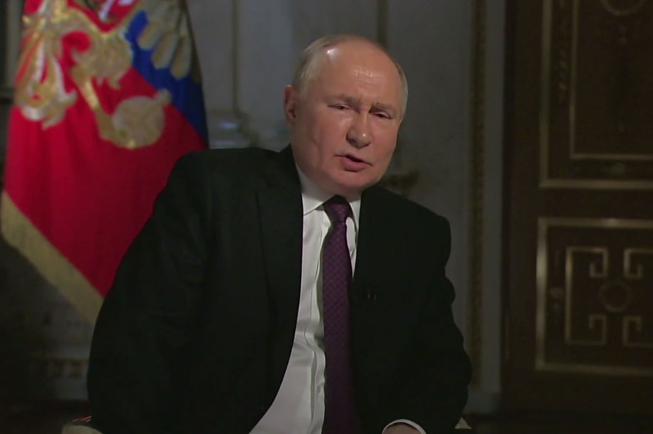 Проблемы с правой рукой и ногой: Путина начало корежить прямо на публике 