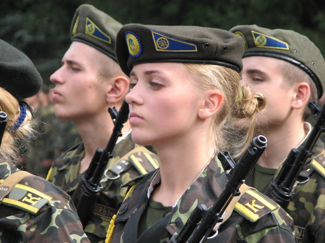 Защитник Украины - не только мужская профессия: на 1 место военной специальности претендуют 10 девушек