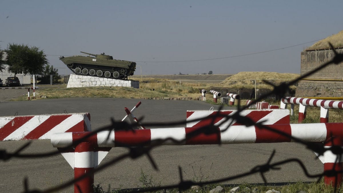 В Армении осадили военную базу РФ и потребовали вывода российских войск 
