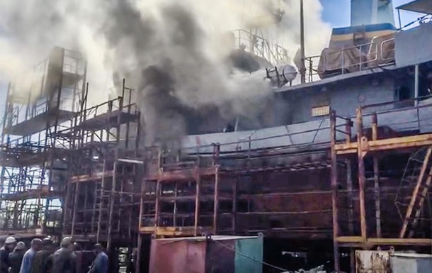 ​Водолазное судно "Нетешин" охвачено пламенем на площадке Черноморского судостроительного завода (кадры)