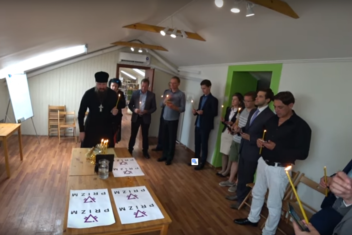 Видео дня: священник РПЦ освящает криптовалюту руководителей "ДНР" Prizm в Москве