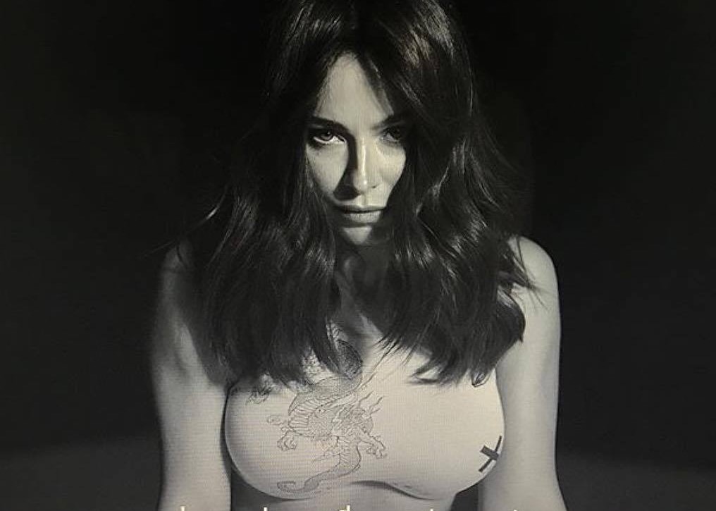 Ани Лорак шокировала общественность "новой" грудью: бюст скандально известной артистки увеличился на несколько размеров - кадры