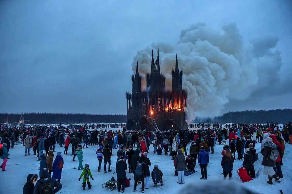 Встретили праздник у пылающего храма: в России в честь Масленицы дотла сожгли "католический собор" – кадры