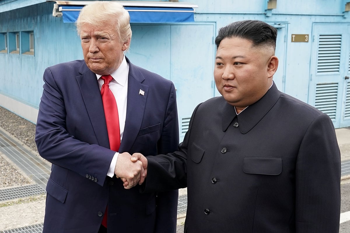 ​Президент США первые ступил на землю КНДР: исторические кадры встречи Трампа и Ким Чен Ына