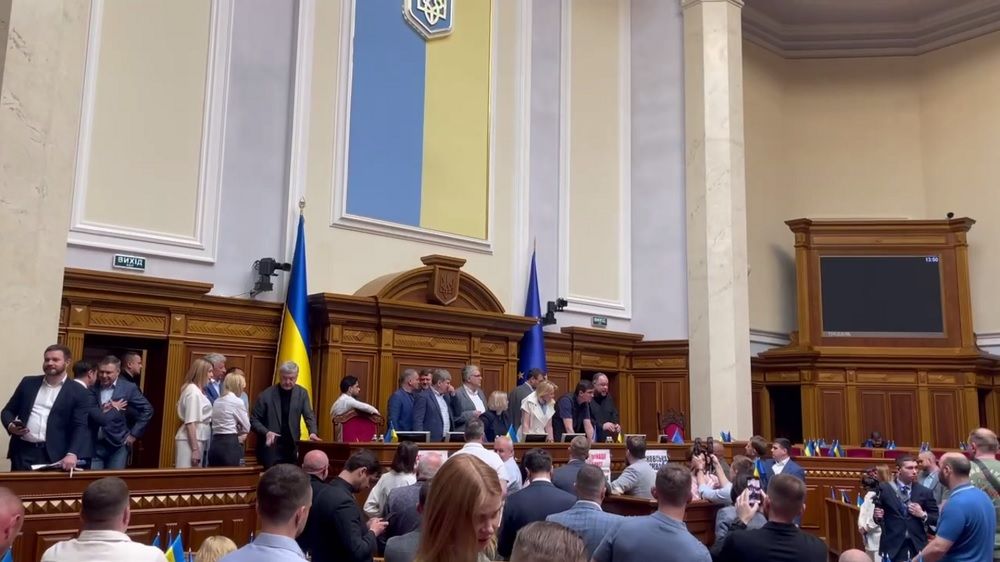 Депутати двох фракцій заблокували трибуну Ради: висунуто ультиматум щодо двох питань