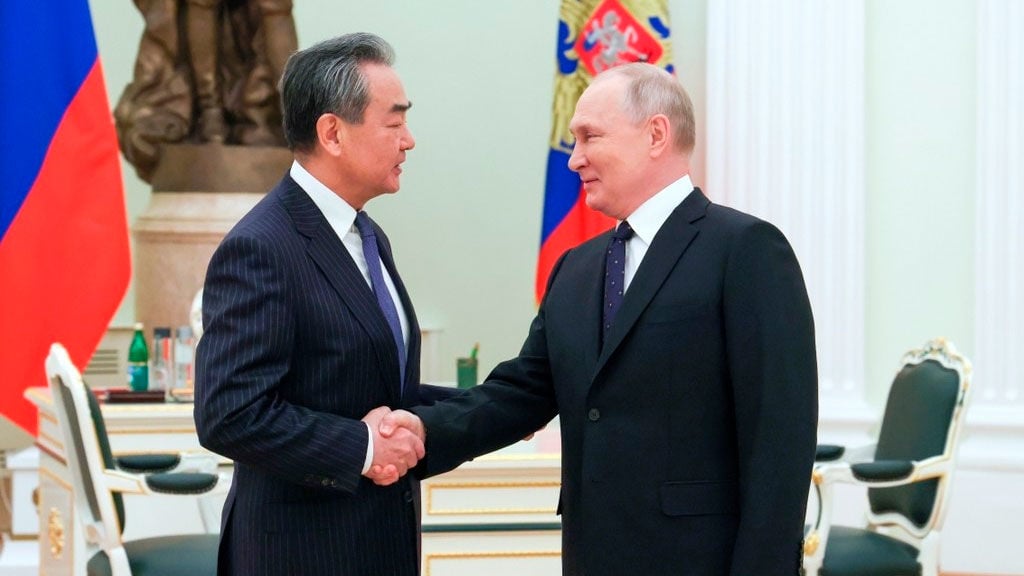 Глава МИД Китая прилетел в Москву одновременно с Уиткоффом перед переговорами по Украине – СМИ